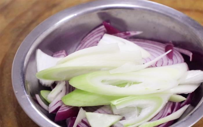 洋蔥與蒜末準備