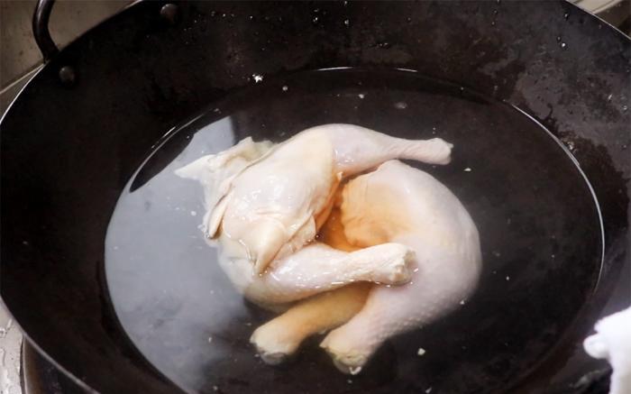 雞腿焯水過程